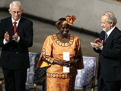La premio Nobel de la Paz, Wangari Maathai, ante miembros del comité de los galardones en Oslo.