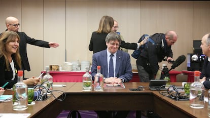 El expresidente de Cataluña Carles Puigdemont reunido con miembros de Junts en un hotel de Bruselas esta mañana.