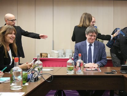 El expresidente de Cataluña Carles Puigdemont reunido con miembros de Junts en un hotel de Bruselas esta mañana.