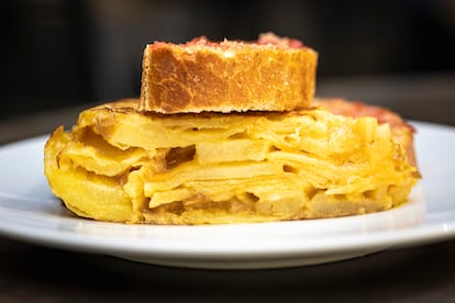 La tortilla de patatas clásica de Casa Rafuel.