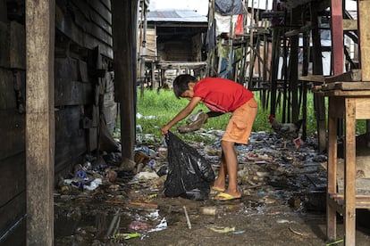 Los niños suelen comer una o dos veces al día y, debido a la falta de higiene y mala alimentación, es común que tengan parásitos en el estómago. También enferman por bañarse en aguas pantanosas y contaminadas.