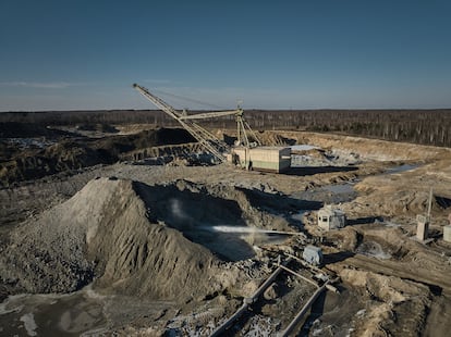 Una excavadora de arrastre extrae materiales de tierras raras en suelo ucraniano el 25 de febrero de 2025 en la región ucraniana de Zhytomyr.