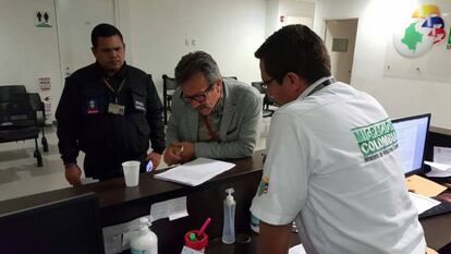 El momento en el que las autoridades de Migraci&oacute;n comunican a Carlos Velandia su detenci&oacute;n.