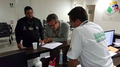 El momento en el que las autoridades de Migración comunican a Carlos Velandia su detención.