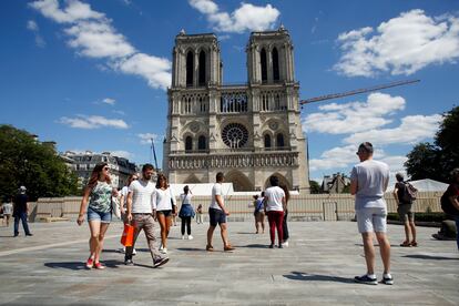 La explanada de Notre Dame ha reabierto este domingo, más de un año después del devastador incendio de la catedral