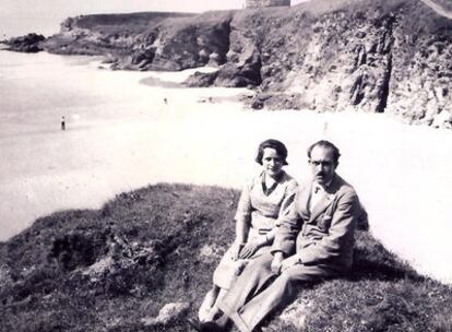 Alejandro Porto y su esposa Gloria Santos, en la playa de Santa Comba, en Ferrol.