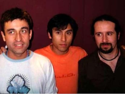 Los componentes de Los Prisioneros, Jorge González, Claudio Narea y Miguel Tapia, en 2001.