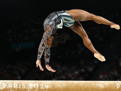 Biles en acción sobre la barra de equilibrio.