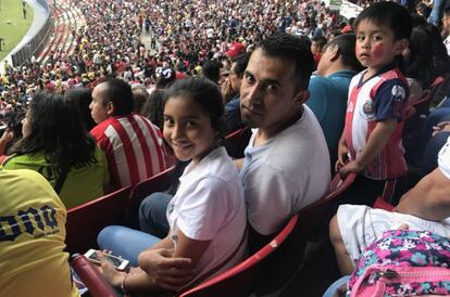 Fátima junto a su padre Miguel en el partido América-Chivas.