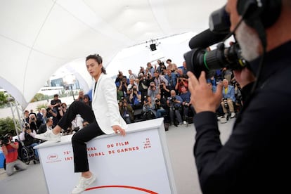 El actor surcoreano Sung Kyu Kim posa para los fotógrafos durante la presentación de la cinta 'The Gangster, The Cop, The Devil', este jueves en Cannes.