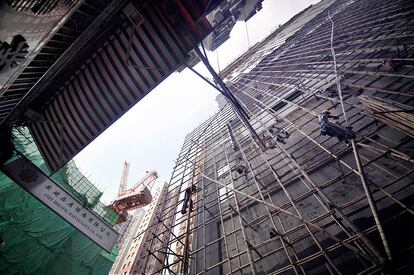 Una de las escenas que m&aacute;s sorprende al occidental que llega a Hong Kong, o a cualquier otra ciudad china, son los andamios de bamb&uacute;. &quot;Es algo muy normal, se usan en todas las obras, normalmente hay muy pocos obreros y nunca van asegurados&quot;, explica el fot&oacute;grafo. 