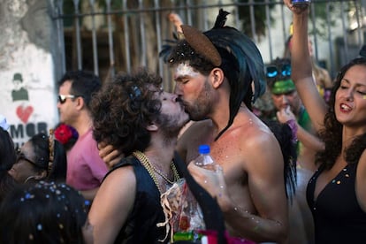 Beijo e liberdade no bloco 'Céu na Terra', no Rio de Janeiro, neste sábado