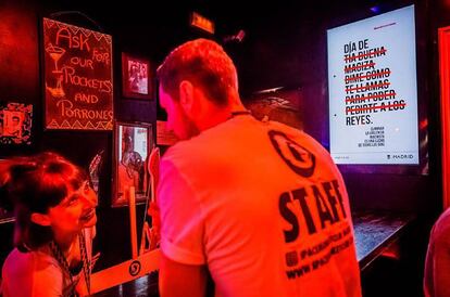 Un cartel de la campaña en un bar de Madrid