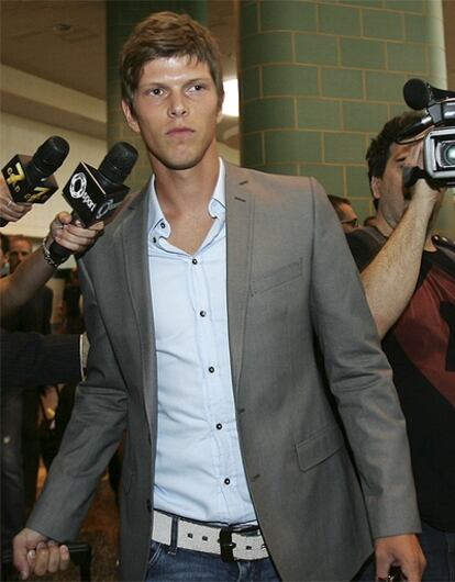 Huntelaar, en su llegada al aeropuerto de Milán.