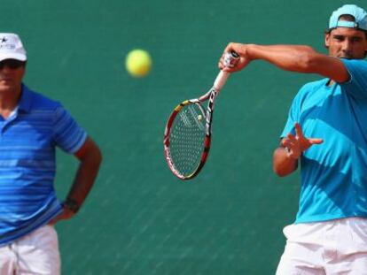 Toni y Rafael Nadal, durante un entrenamiento en Montecarlo. 