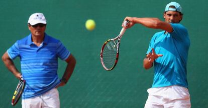 Toni y Rafael Nadal, durante un entrenamiento en Montecarlo.