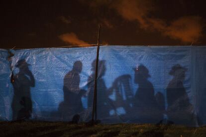 Las sombras de judíos ortodoxos proyectadas en una lona durante las celebraciones de la fiesta judía de Lag Baomer en Kfar Jabad (Israel), el 17 de mayo 2014.