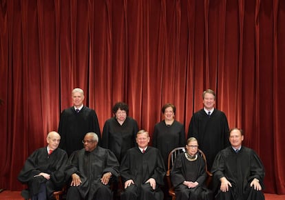 Os nove juízes da Corte Suprema dos Estados Unidos fotografados em novembro de 2018. Entre eles, Ruth Bader Ginsburg, sentada na fila de abaixo.