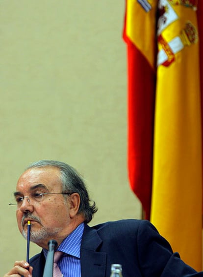 El vicepresidente Pedro Solbes, en un momento de su comparecencia en el Congreso.