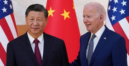 El presidente estadounidense, Joe Biden, saluda al presidente chino, Xi Jinping, en un encuentro bilateral antes de la reunión de líderes del G20.