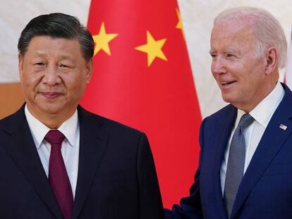 El presidente estadounidense, Joe Biden, saluda al presidente chino, Xi Jinping, en un encuentro bilateral antes de la reunión de líderes del G20.