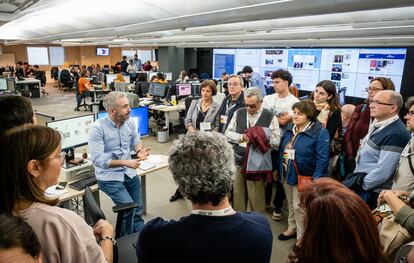 Visita de un grupo de suscriptores a la Redacción de EL PAÍS durante las elecciones municipales y autonómicas del 28 de mayo.