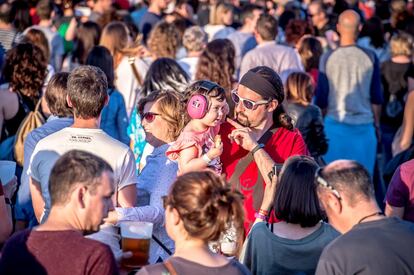 La tarde del sábado la abría Annie B Sweet en el escenario principal, y tras ella, La Habitación Roja (en la imagen un padre con su hijo durante el concierto). Un buen y variado cartel, calor moderado, nada de aglomeraciones, un recinto limpio y una buena organización permitieron un fin de semana en el que, teniendo presente el SOS, el WAM cumplía su función. 