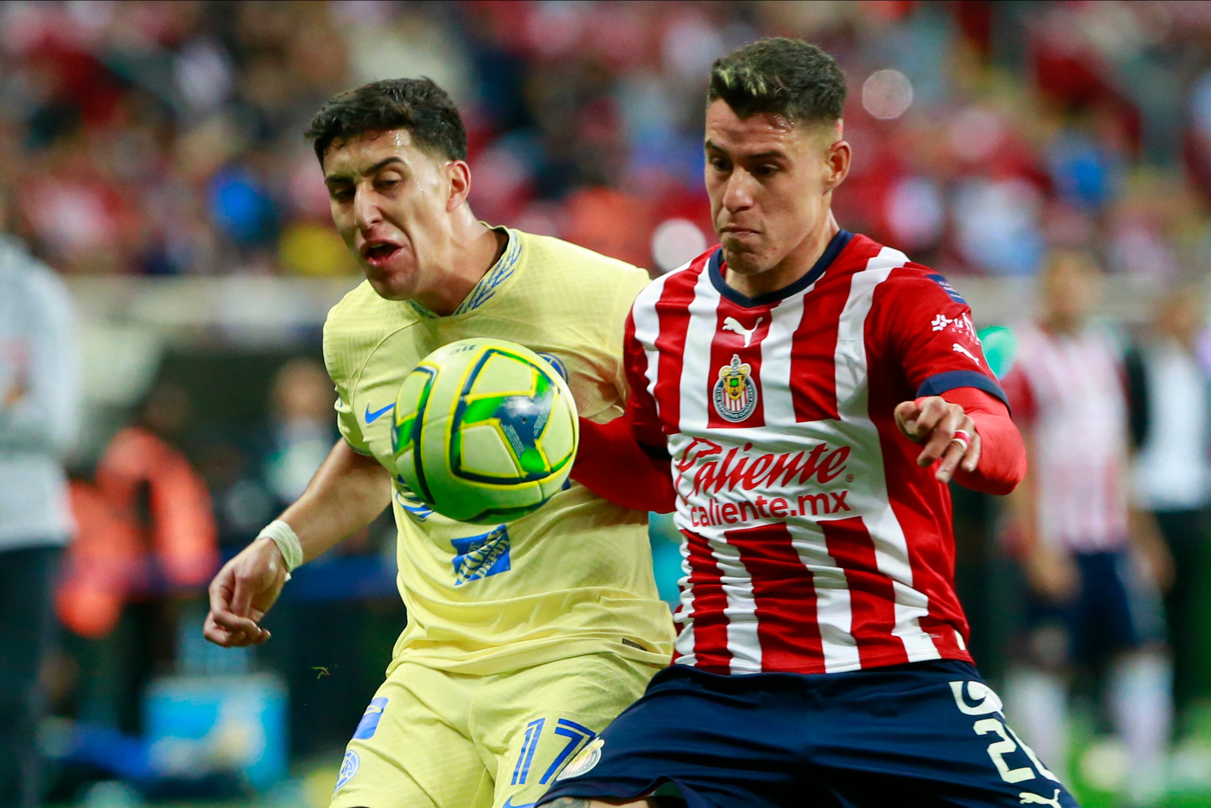 Alejandro Zendejas (izquierda) y Cristian Calderón durante un partido entre Chivas y América, el pasado 18 de marzo.