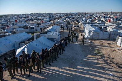 Más de 5.000 efectivos de las Fuerzas Democráticas Sirias (FDS y compendio de milicias kurdo-árabes) participan en la operación humanitaria y de seguridad lanzada en la madrugada del domingo para arrestar a las células durmientes del ISIS de los campos de Al Hol, en el noreste de Siria.