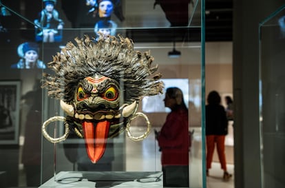 Máscara india de Taraka, del British Museum en Londres, que forma parte de la exposición Veneradas y temidas, que se vio en el Caixaforum de Madrid en 2023.