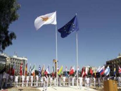 La bandera de Chipre (i) y de la Unión Europea (d), ondean durante una ceremonia para conmemorar que Chipre asume la presidencia semestral de la Unión Europea. EFE/Archivo