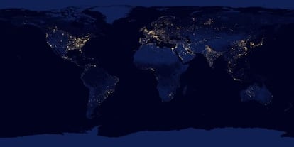 Imagen de la Tierra de noche formada por múltiples fotografías hechas sin nubes y con una cámara infrarroja especial a bordo del satélite Suomi NPP.