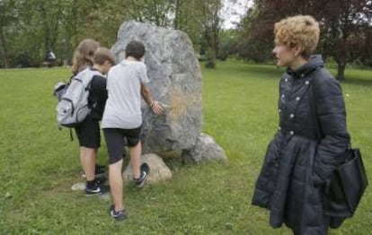 La concejal de Orain, Jaione Aristregi, observa la piedra que somboliza el esfuerzo por la convivencia en Hernani.