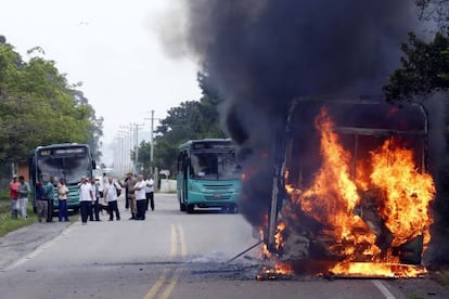 &Ocirc;nibus incendiado na semana passada.