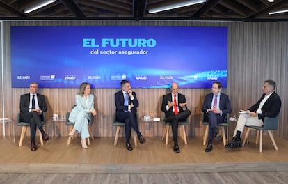 Desde la izquierda: Jesús del Río (Grupo Mutua), Patricia Ayuela (Línea Directa Aseguradora), Javier Olaso (KPMG España), Javier Valle (VidaCaixa), Francisco Lara (Pelayo) y Carlos de Vega (EL PAÍS).