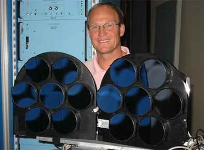 Uwe Bergmann, en el sincrotrón de Stanford, con un espectrómetro de rayos X.