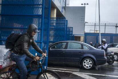 Entrada a Marruecos desde Ceuta. En el territorio del Estrecho conviven cuatro fronteras, la exterior de la Unión Europea con Marruecos, la de la Línea de la Concepción con Gibraltar, la de España con Marruecos y la de Ceuta con Marruecos.