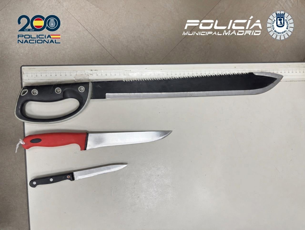 La policía detiene a cuatro jóvenes de Tetuán por amenazar con un machete a viajeros de un autobús