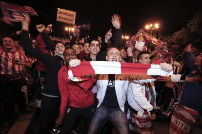 Los seguidores del Atltico de Madrid celebran la consecucin de la Copa del Rey en la plaza de Neptuno