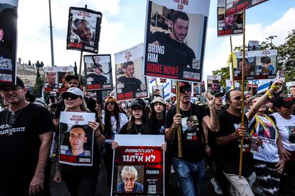 Familiares de los 240 rehenes capturados por los ataques del 7 de octubre muestran fotografías de sus familiares, durante la marcha que ha concluido esta tarde en Jerusalén. 