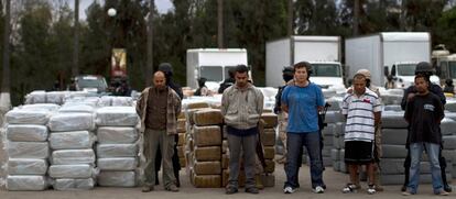 Los detenidos en una operación en Tijuana, con las 105 toneladas de droga decomisada.
