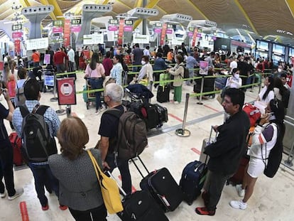 Decenas de personas hacen cola en el Aeropuerto de Barajas de Madrid la pasada semana. 