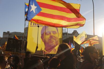 Protesters wave a photograph of Oriol Junqueras, head of the Catalan Republican Left (ERC), who is on trial for his role in the secession bid.