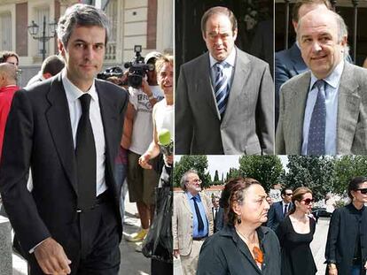 De izquierda a derecha, Adolfo Suárez Illana, José Bono y Joaquín Almunia, en la sede de la Fundación Santillana, donde estaba instalada la capilla ardiente. Abajo, a la derecha, en primer término, la diseñadora Elena Benarroch en el cementerio de la Almudena.
