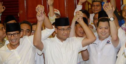 Anies Baswedan, en el centro, celebra la victoria en los comicios.