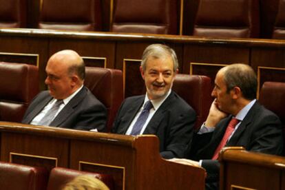 De izquierda a derecha, tres de los miembros del Grupo Parlamentario Vasco, Emilio Olabarria, José Ramón Beloki y Josu Erkoreka.