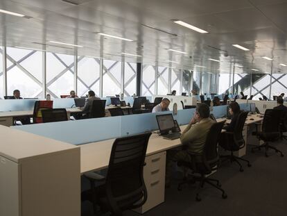 En una fotografía de archivo, trabajadores en las oficinas centrales de un banco en Ciudad de México.