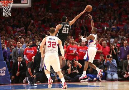 Chris Paul anota la canasta decisiva, ante Duncan. 