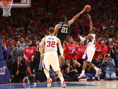 Chris Paul anota la canasta decisiva, ante Duncan. 