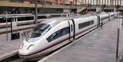 Tren de alta velocidad de Renfe en la estación de Zaragoza.